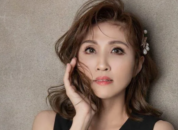 女星突发车祸撞成脑震荡，浑身伤痕遇路人救命，现场画面也曝光