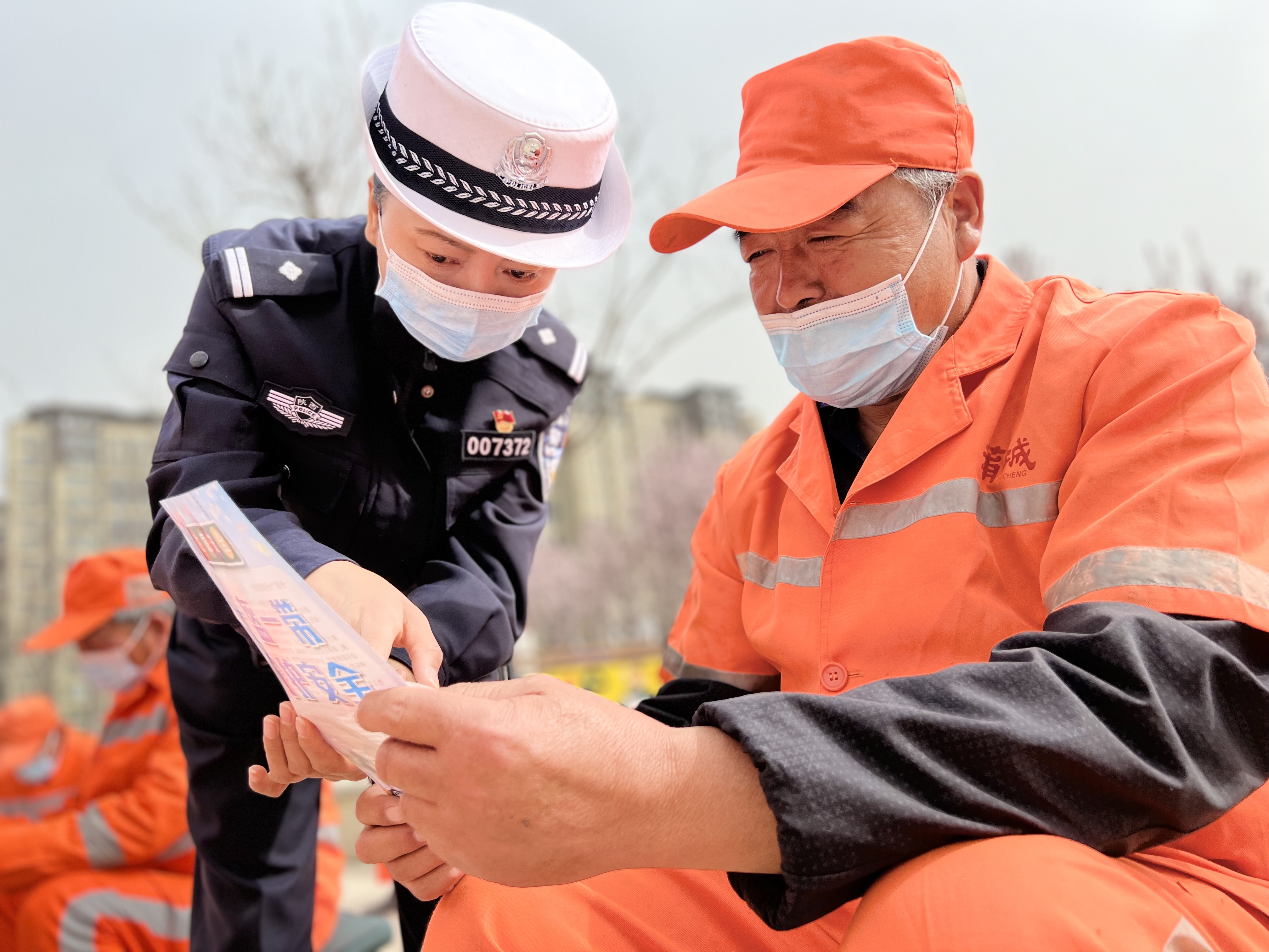 心系环卫工人 蒲城公安交警上好“交安课” 保障“橙衣天使”安全（组图）