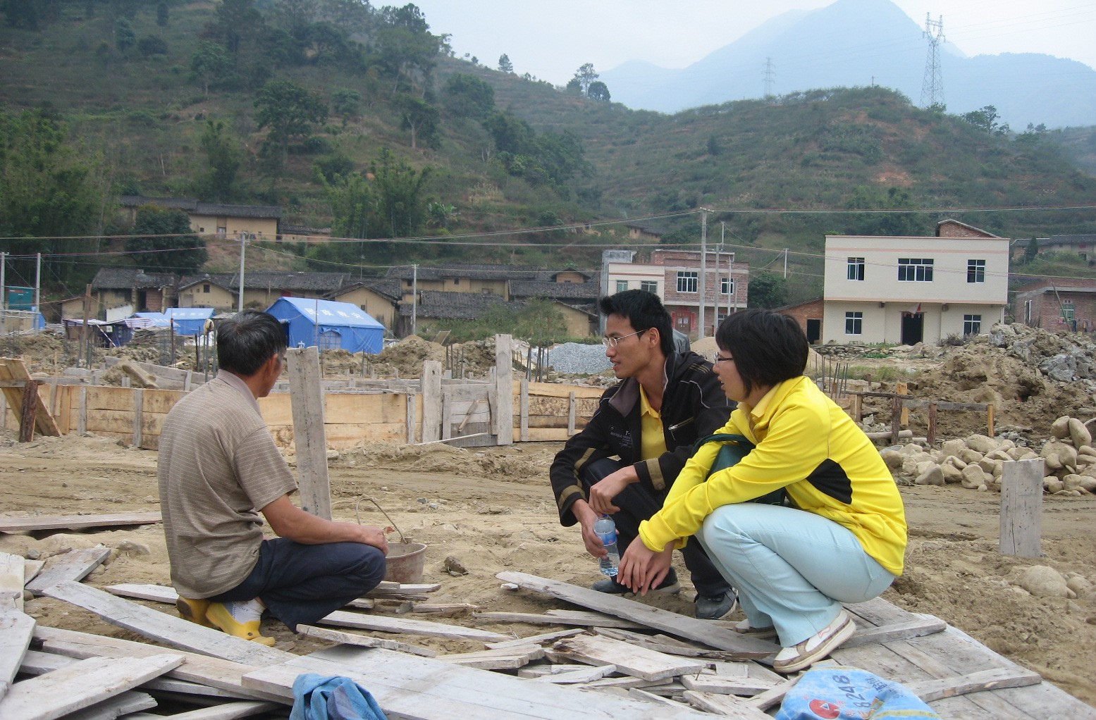 广东小伙帮助受灾母亲走出丧子之痛，多次助力受灾村民重建家园