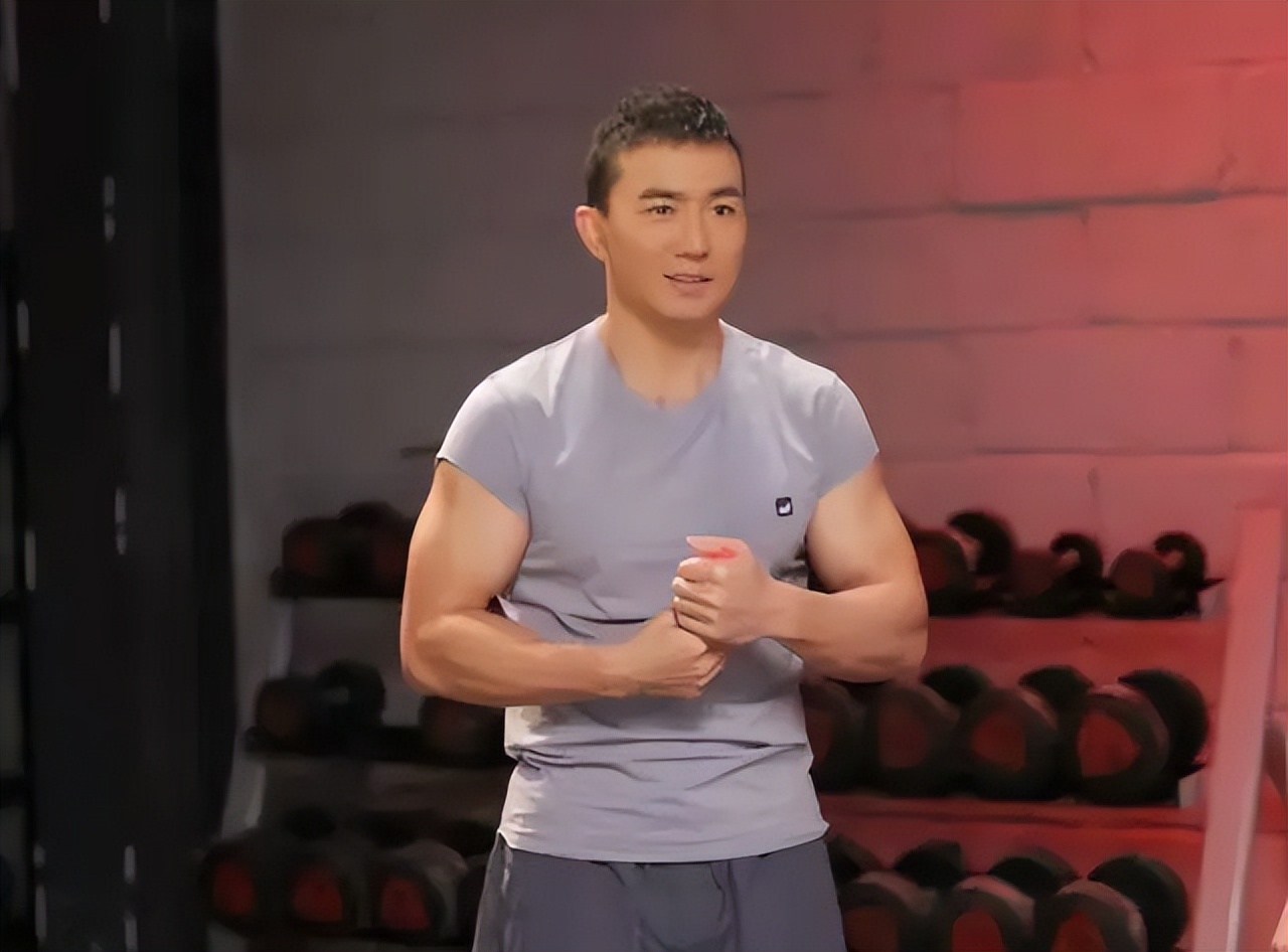 明明是50多岁的大叔，却把自己活成20岁的小伙，这些男星，我服