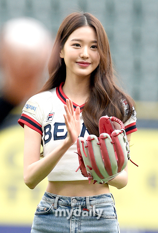 张元英为棒球联赛开球，18岁身材比例惊人？应该是P图夸张吧？