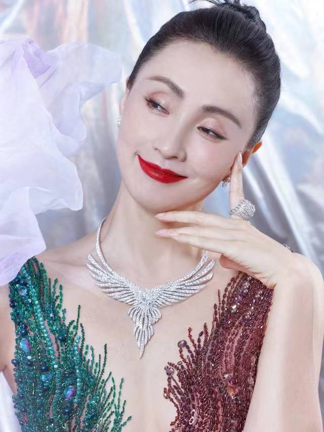 七个孩子五个妈，一年见一次，这些明星的相处方式，让人大跌眼镜