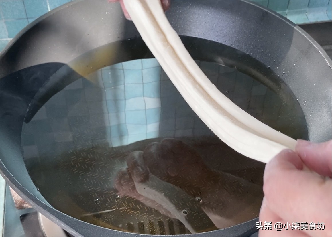 一斤面粉7两水，教你一个炸油条配方，学会都可以开店，别错过