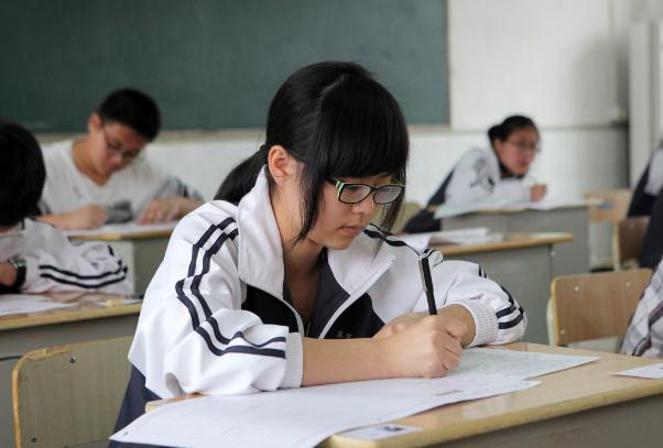 高考作文字体无人识，仅得6分被破格录取，结果他却打烂一手好牌