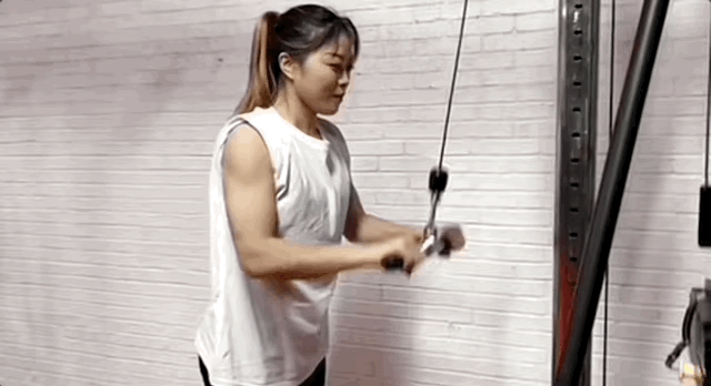 四川00后女生，大学毕业后当保镖，如今22岁年入百万，凭啥