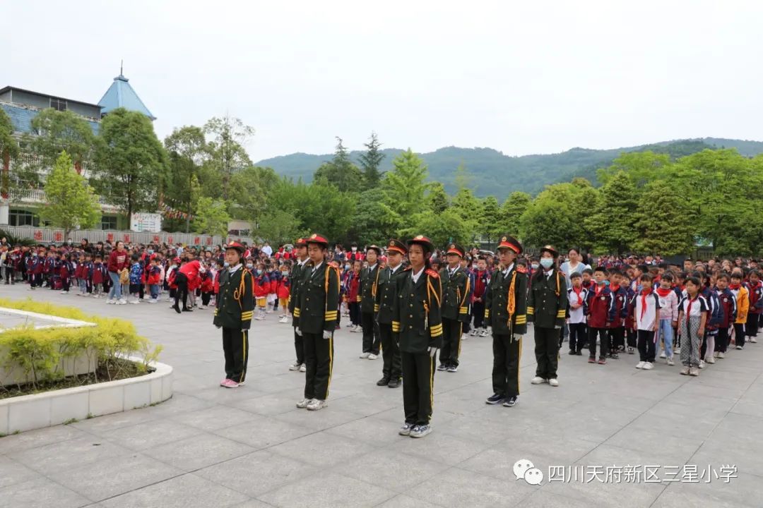 四川天府新区三星小学进行《劳动最光荣》国旗下主题活动