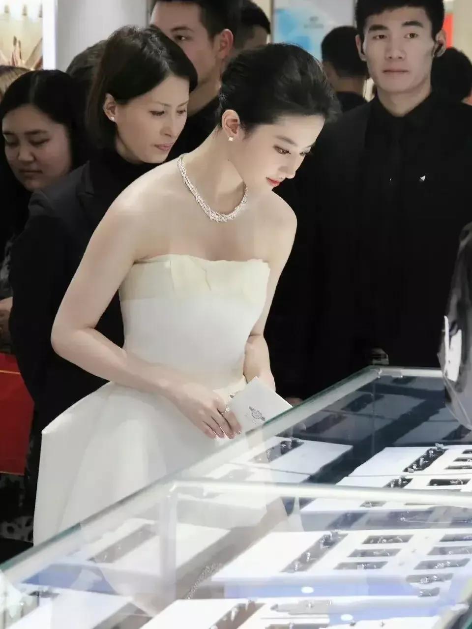 赵丽颖长的好看，但是在娱乐圈排不进前十