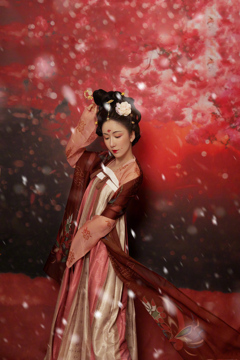 唐朝汉服真香!娄艺潇国风造型化身古典美人,敦煌壁画纹样太走心