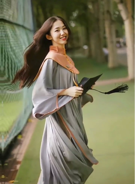 中央美院的“国风学士服”火了，风格唯美而庄严，尽显华夏风姿