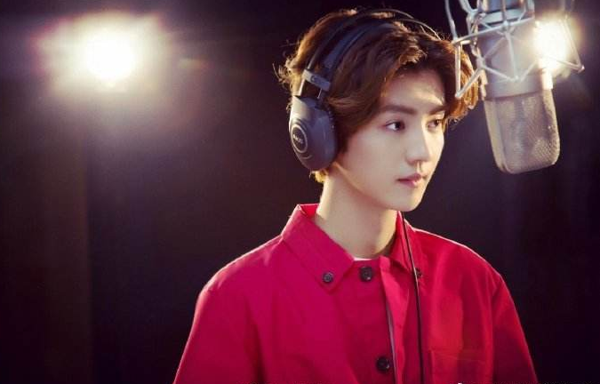 刘昊然考取事业编，关晓彤端起“铁饭碗”，宇宙的尽头是体制内？