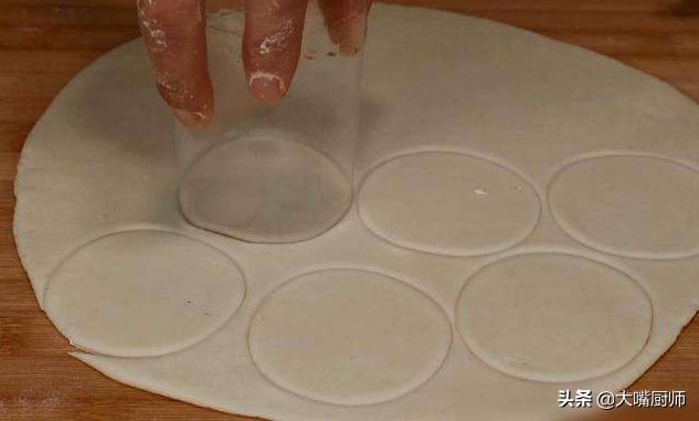 快速做饺子皮，只要一个纯净水瓶，1秒做2个，厚薄大小一样，还圆