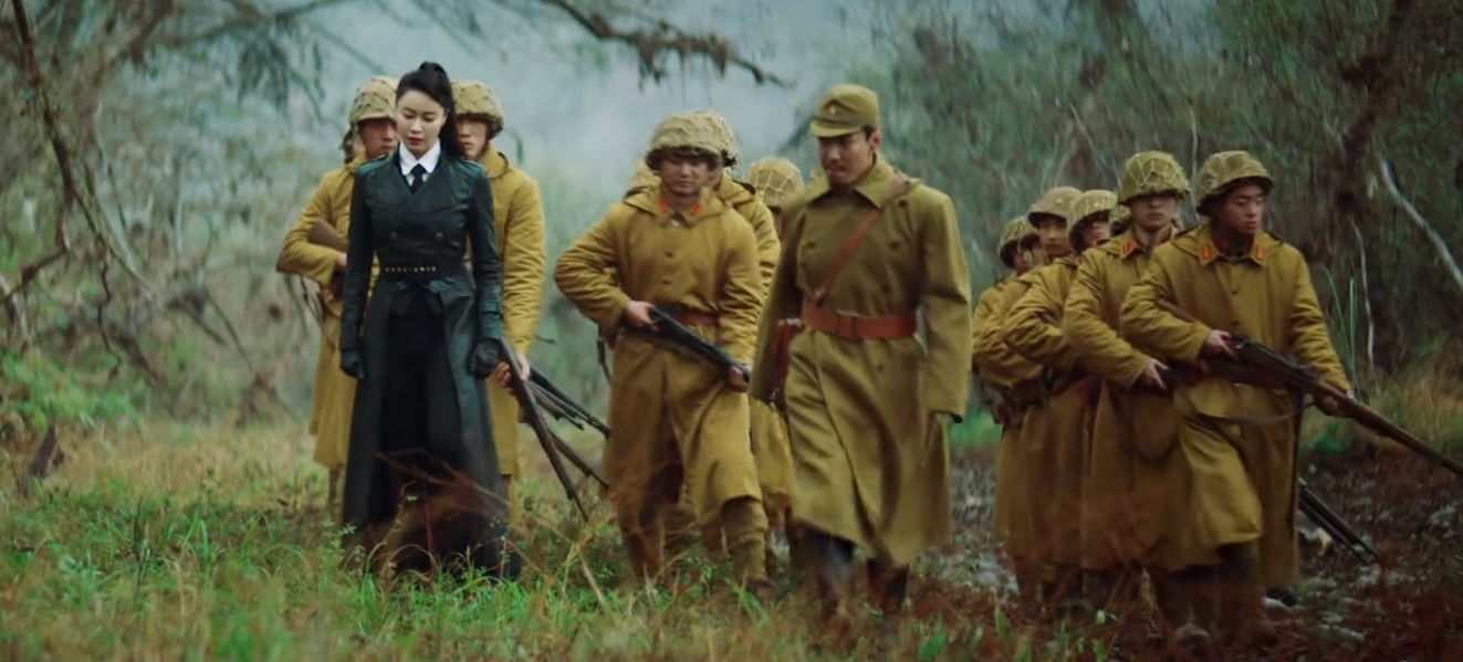 纹眉植发大红唇，手枪比肩迫击炮，想不到胡军还能接这种抗日神片