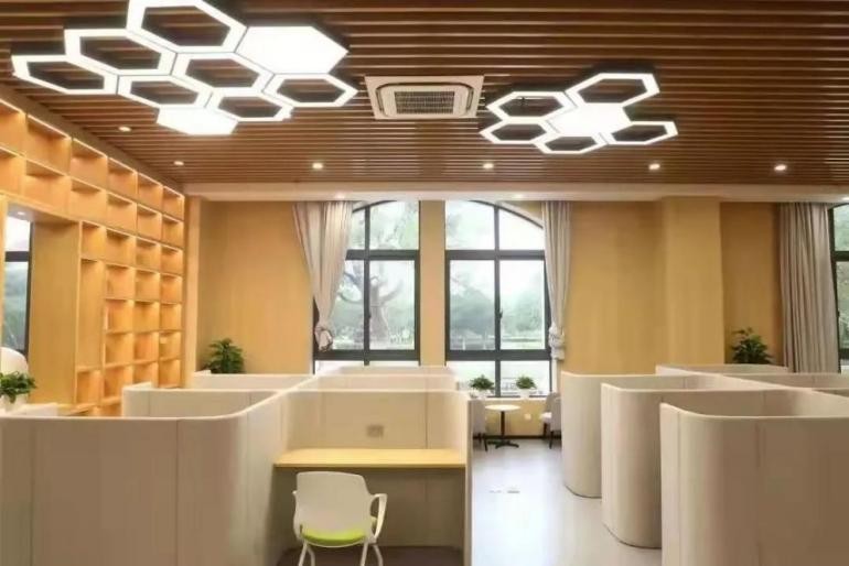 上海超有范高校！地铁直达，坐拥7大食堂，绝美图书馆，还有古希腊风建筑