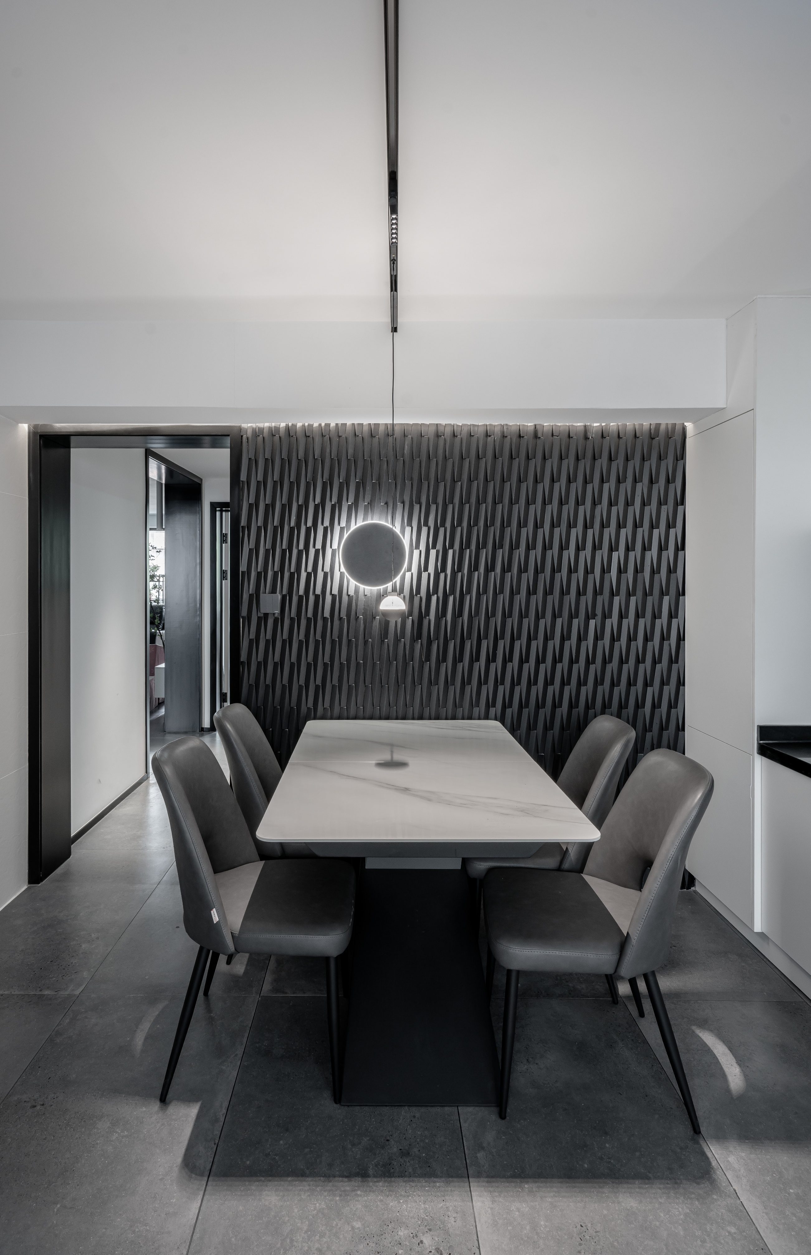 20年老房蜕变重生，为60+老夫妇打造黑白前卫家居