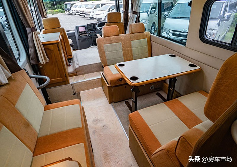 日产中巴改装房车，4.5升动力，双会客区，三张床睡下全家6口人