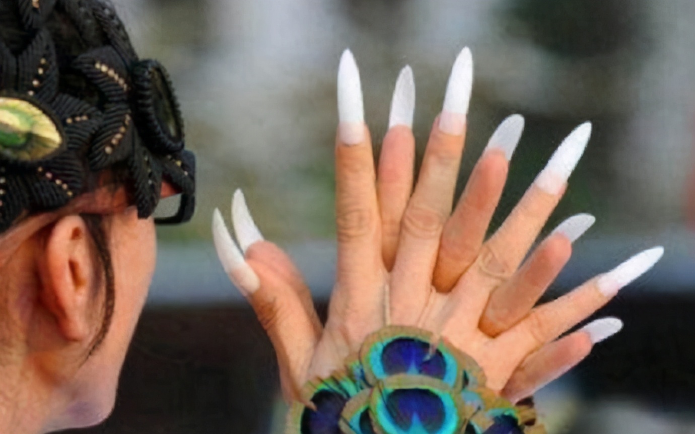 63岁杨丽萍视频秀舞指甲折断成热闻，明星天价身体部位知多少