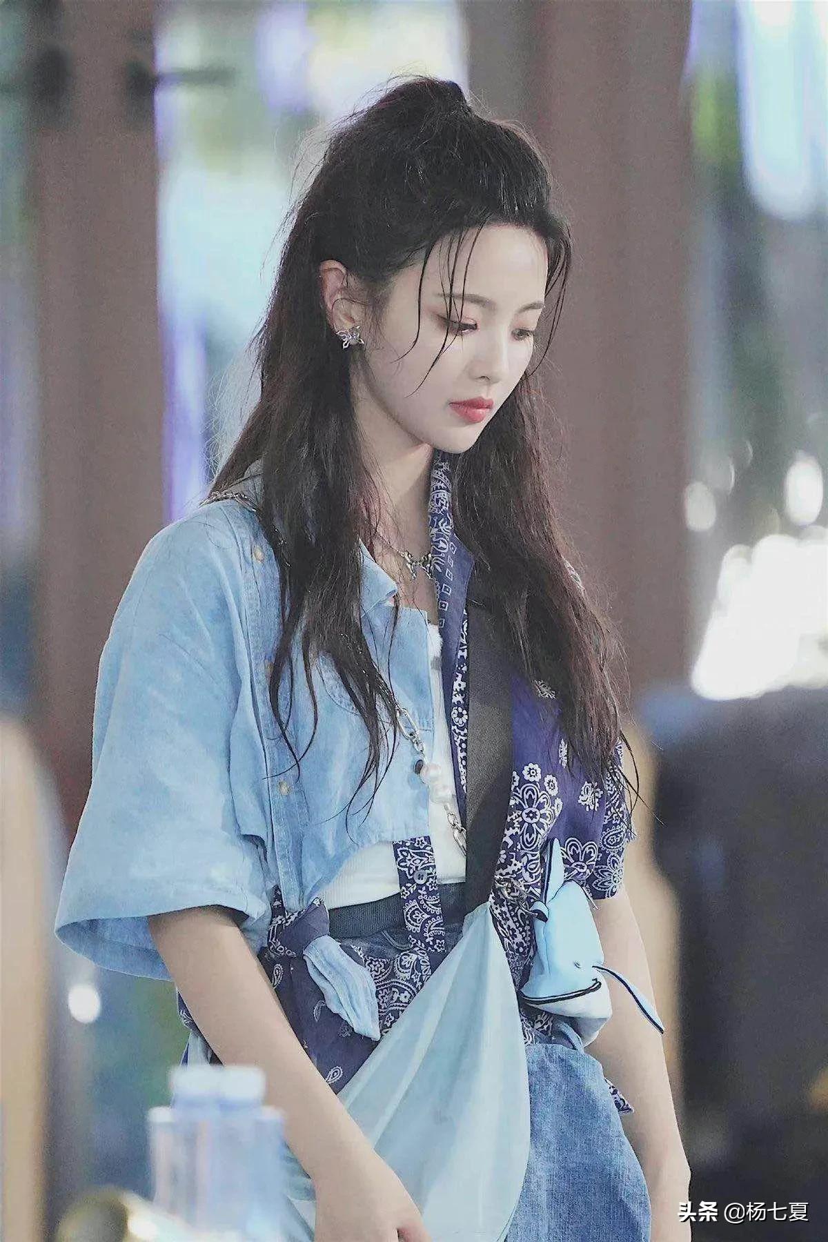 杨超越的“千金体质”惹人羡，简单的衬衫+短裤，她穿上就很美