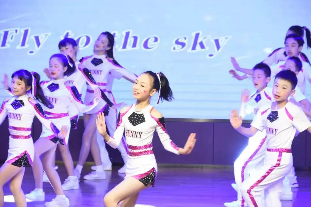 偶像谷爱凌、挑战擦皮鞋、一起向未来！成都开学第一天，太会玩了