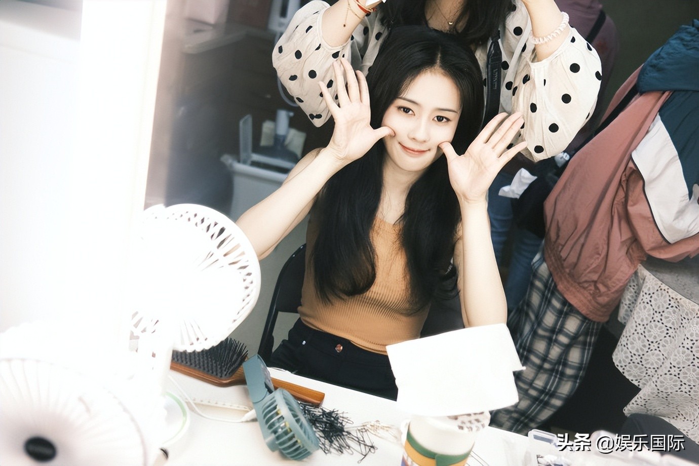 白鹿被助理扭脸好可爱 对镜搞怪摆拍关系好