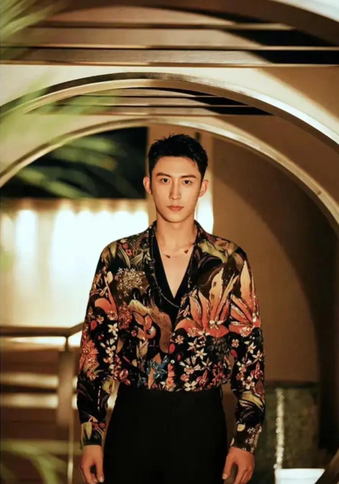 “衣服花，心不花”，他们是如何把花衬衫穿得不像“古惑仔”的？