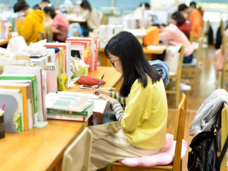 河南二胎宝妈去考研，家人的打气横幅“不一般”，催三胎可还行
