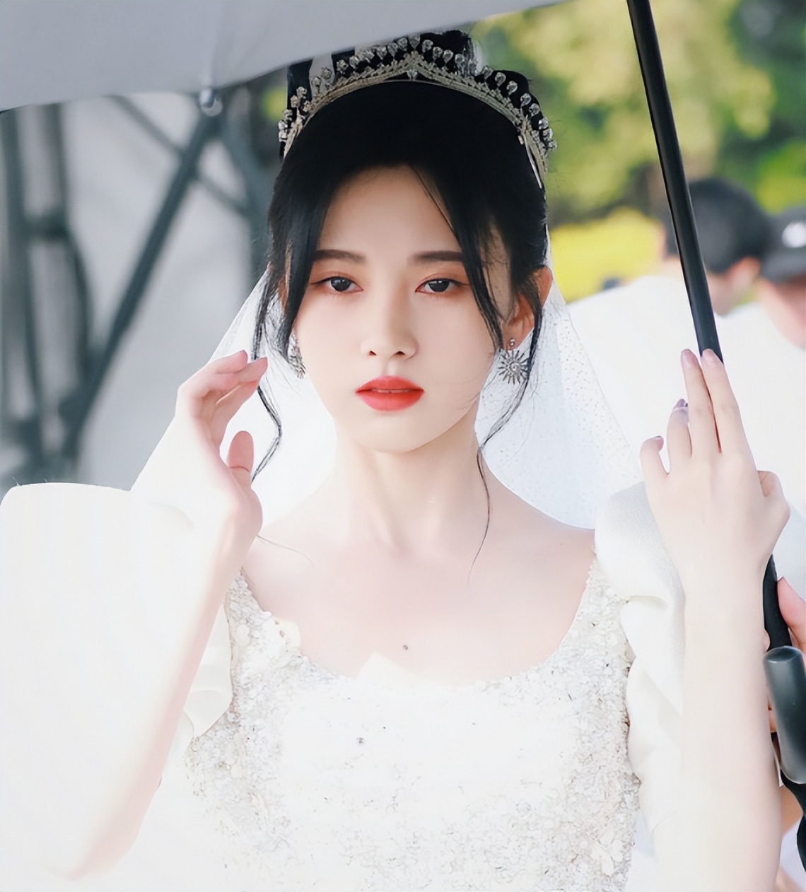 高三举牌女生火了，面容甜美神似四千年美女，评论区却满满恶意