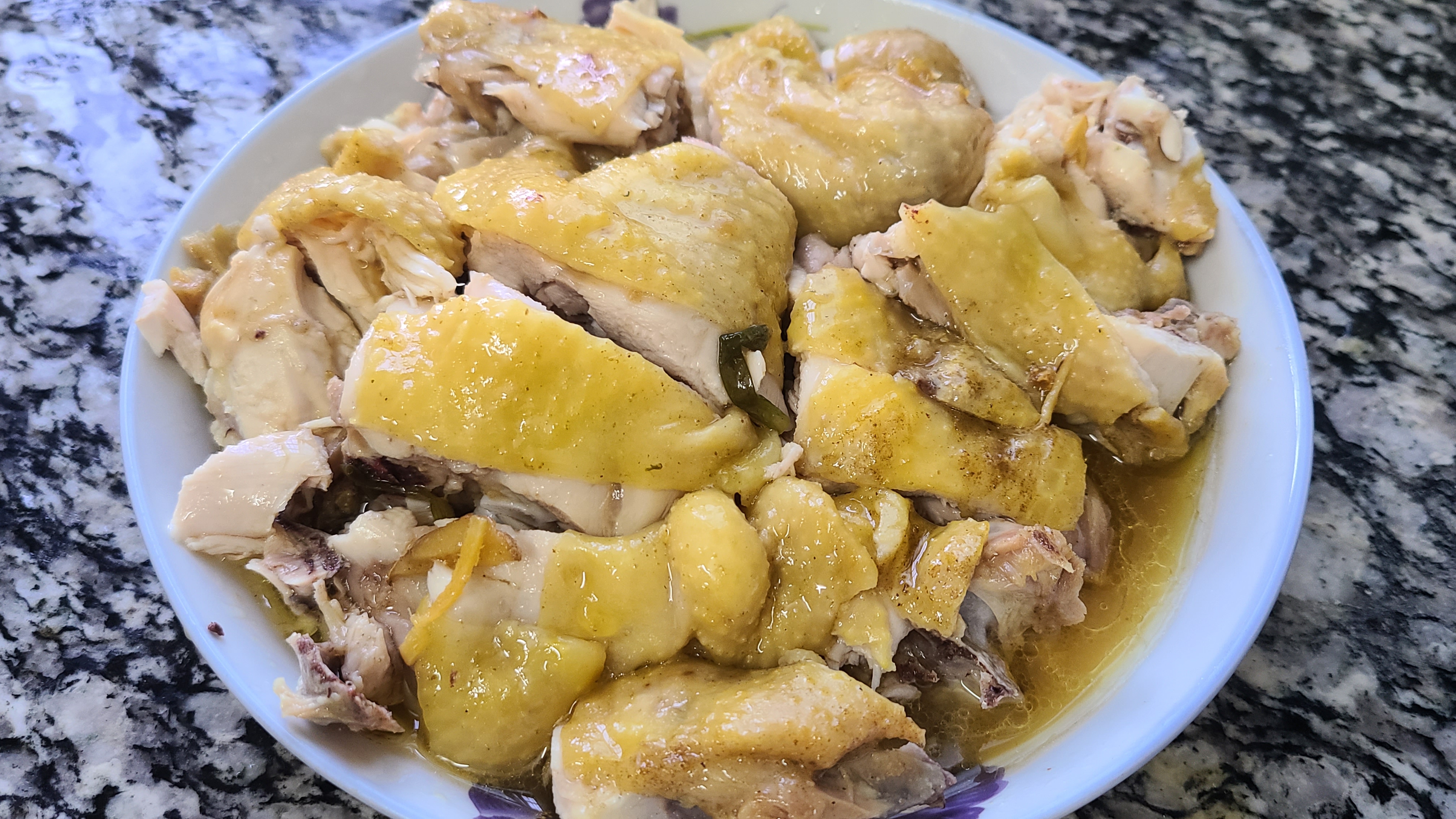 咸香鸡是广东出了名的美食，嫩滑好吃香味浓，老厨师教你