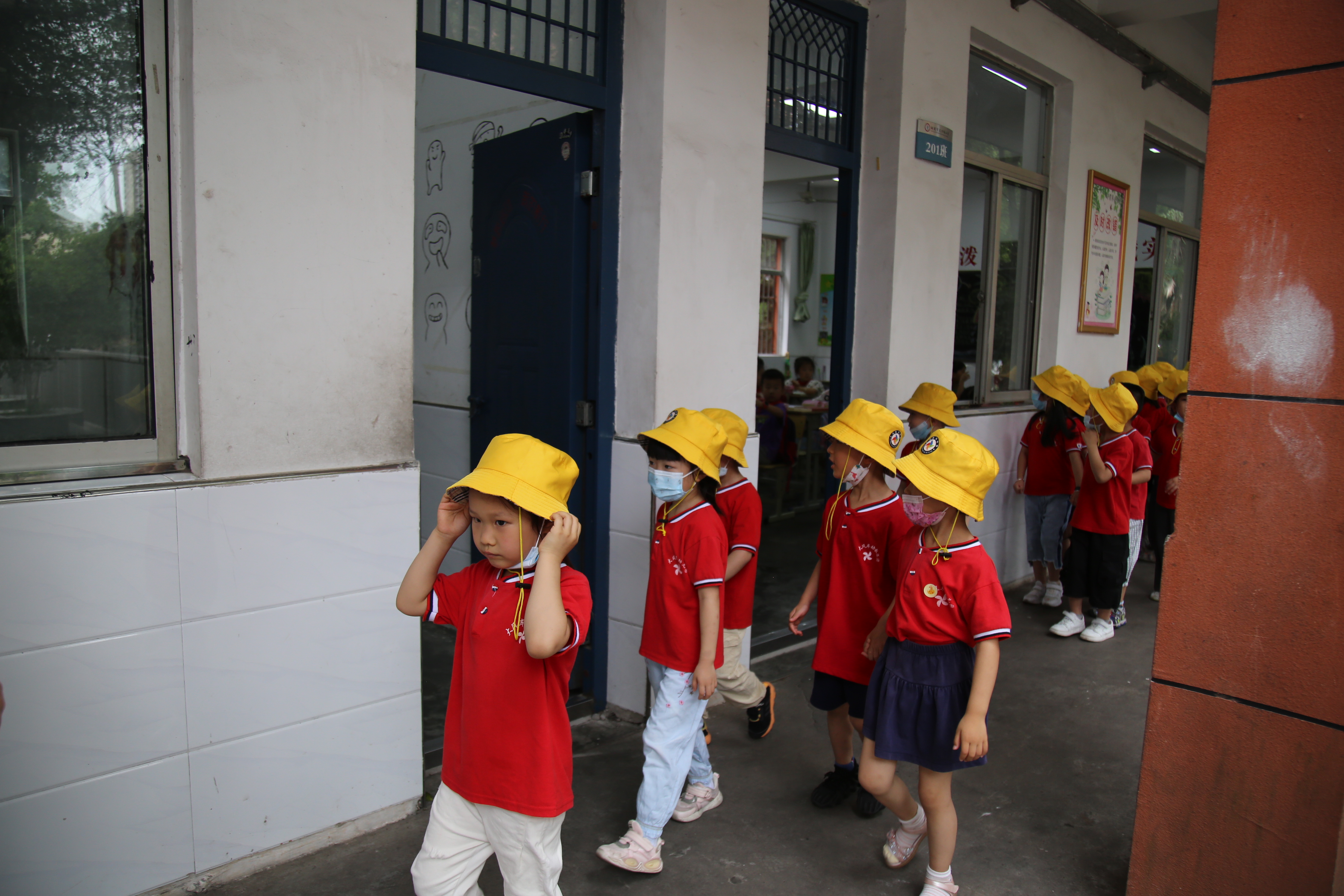 幼儿园孩子进东方红小学 体验小学生活