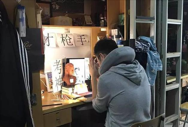 大学老师期末状态走红，抓耳挠腮太真实，隔着屏幕都能感到的无奈