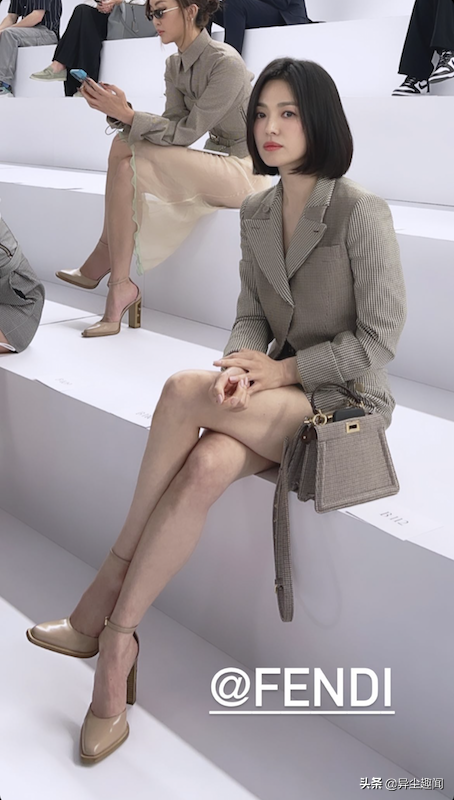 韩国女星宋慧乔现身Fendi大秀，她与前世界首富相谈甚欢