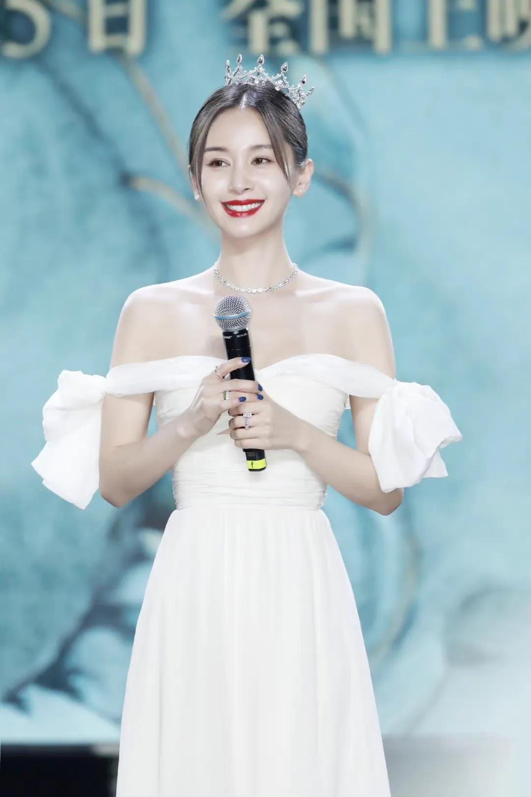 王子文一袭白衣美得不可方物