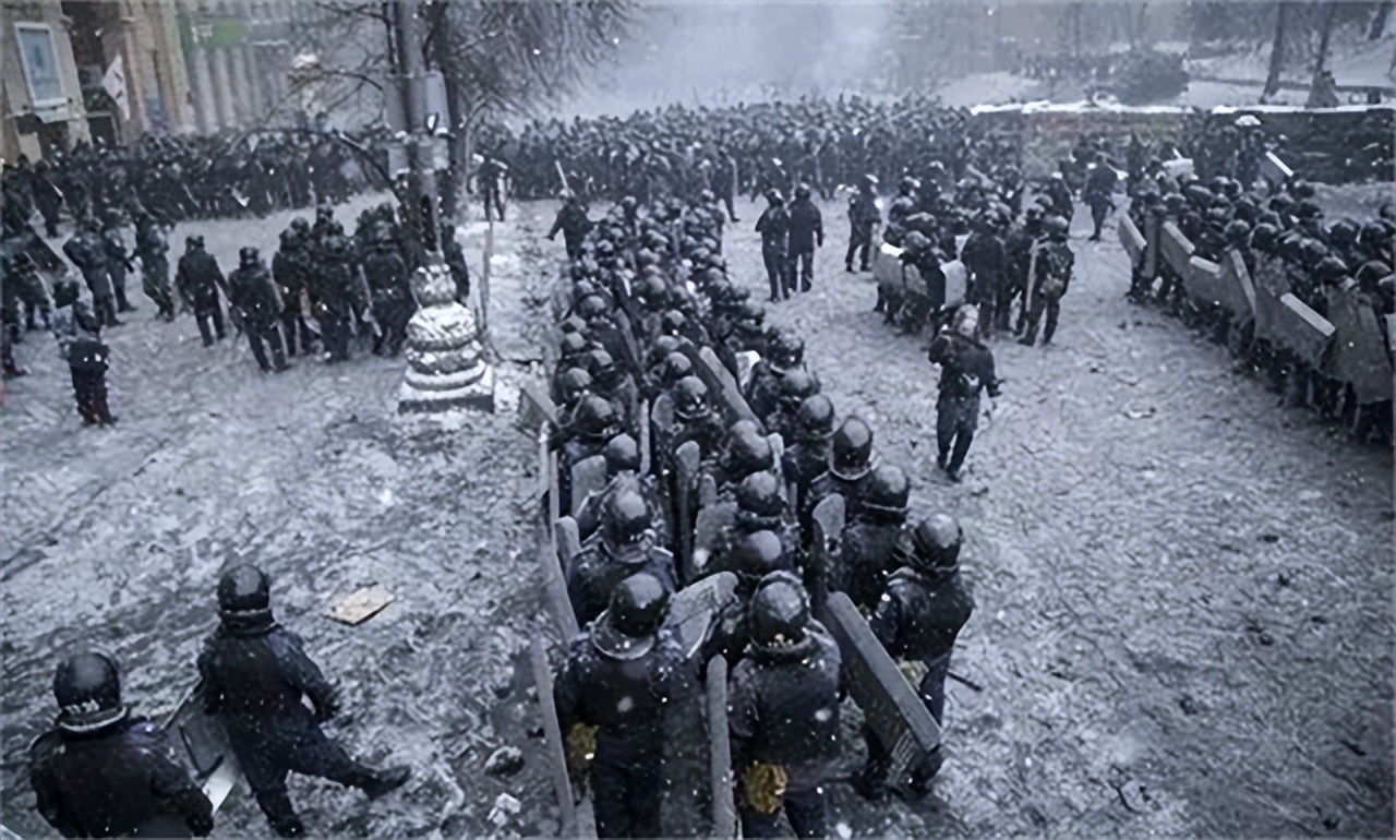 乌克兰金雕特种部队，被逼下跪道歉，还被取消薪水，今成俄军王牌