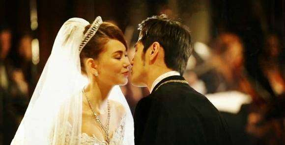 昆凌晒六个月孕肚照，穿风衣巧遮腹部，素颜清纯婚戒抢镜