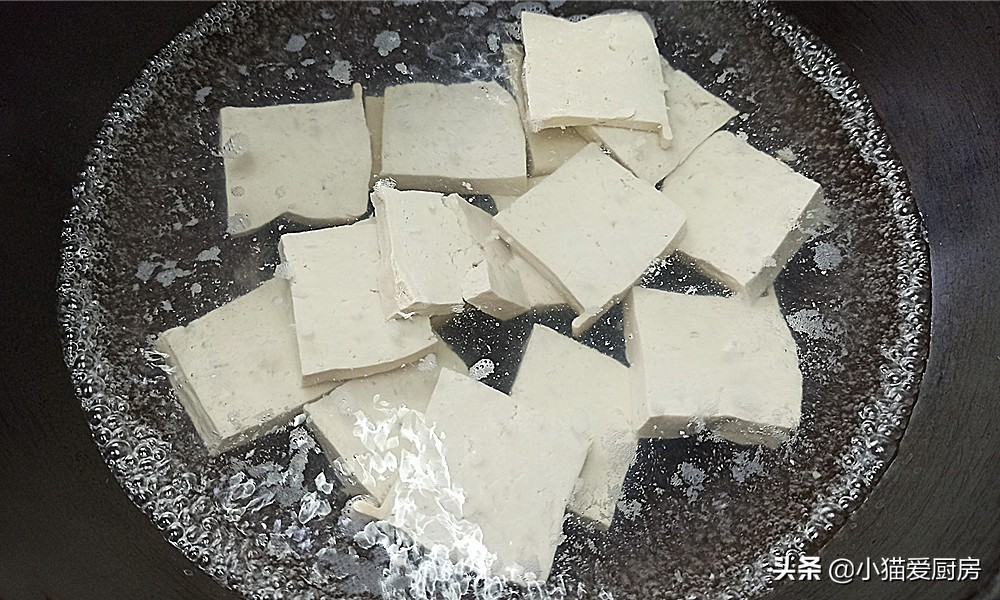 我家最馋豆腐的这种做法，制作简单，出锅葱香浓郁入味，下饭解馋