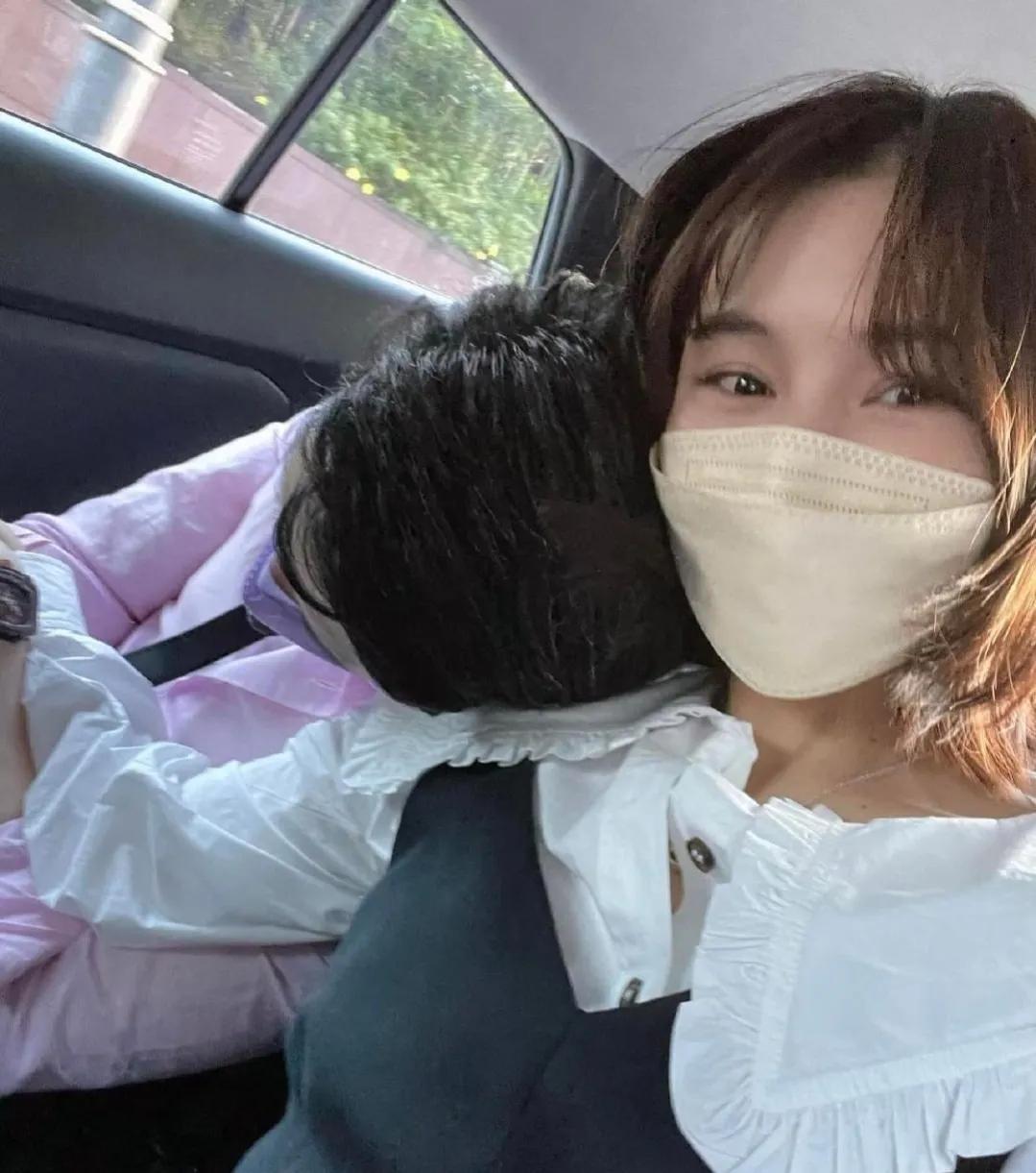 泰星aom领男友和家人一同出游～甜甜蜜蜜羡煞旁人