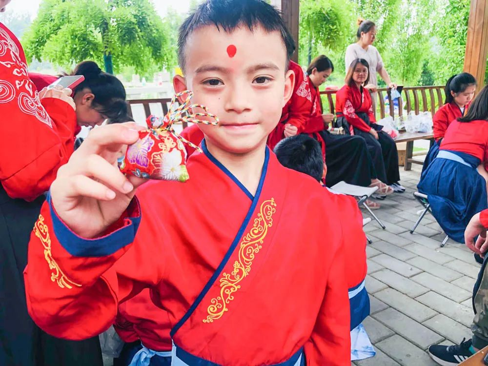 金桥小学参加“非遗传播周·青青艾草香悠悠故里情”主题活动