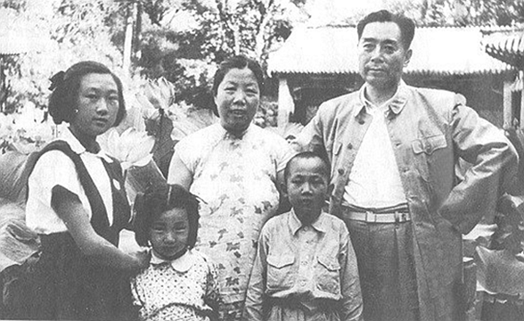 周总理坚持让弟弟提前退休，多年后侄女坦露：也为给奶奶有个交代