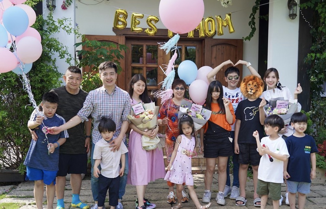 林志颖携弟弟参加年会，合唱18岁时成名曲，小志保养年轻更像弟弟