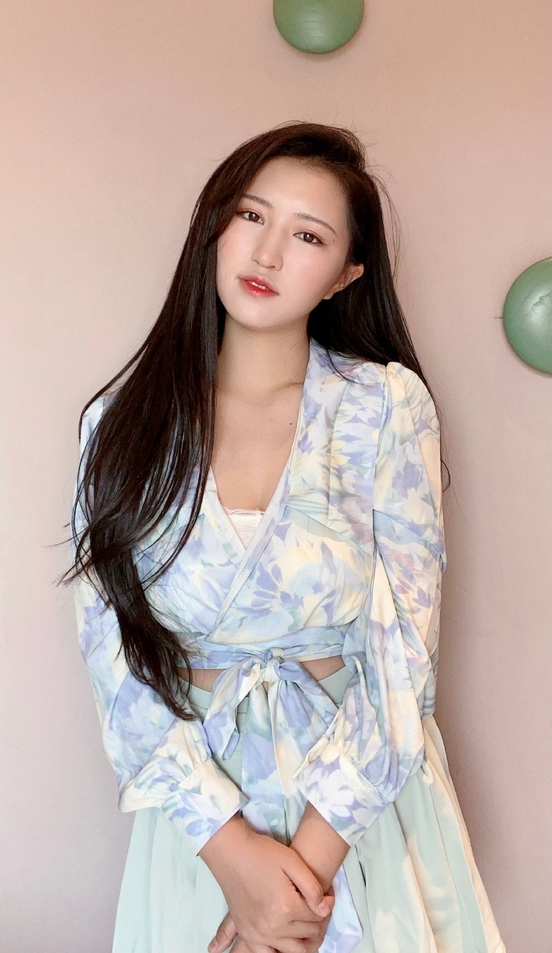 女网红沈樵，自拍15部视频获利30余万元，为钱与人视频聊天