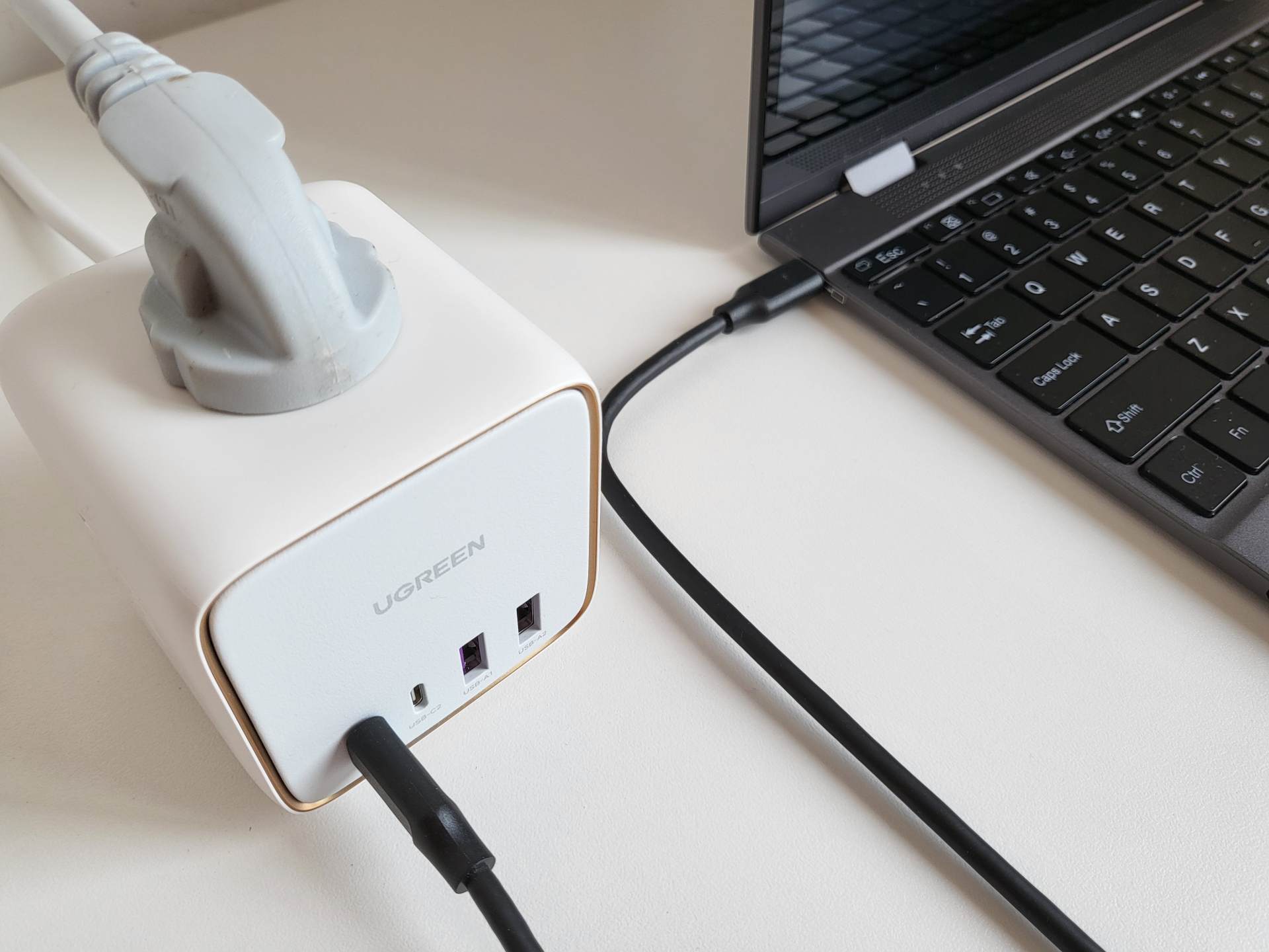 电子设备多，桌面杂乱无章，数码博主用绿联65W智充魔盒轻松搞定