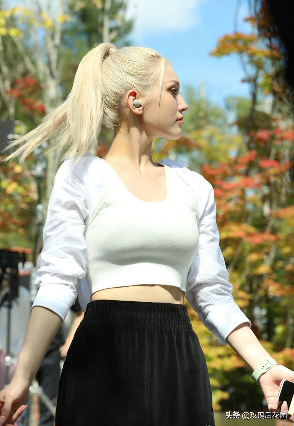 Jeon Somi现身户外拍摄大片，穿白色背心搭黑裙青春少女感满满