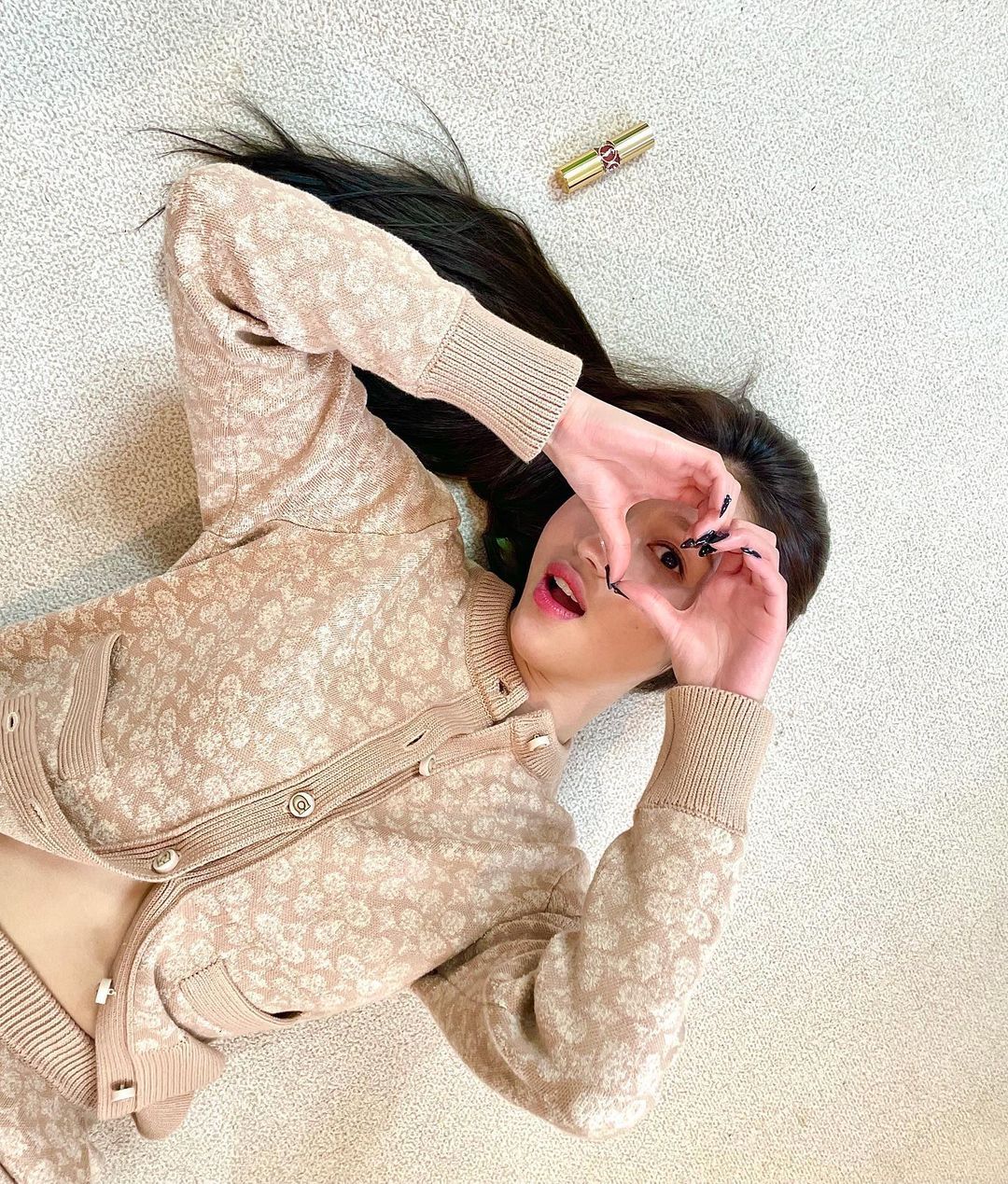 “微妙的性感”，韩国女星YooA晒美照，拿水杯比小脸，秀纤细腰身
