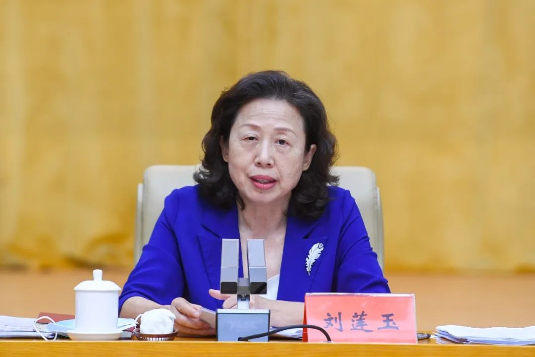 刘莲玉率队在怀化市调研怀化国际陆港建设并参加全国和省人大代表小组活动