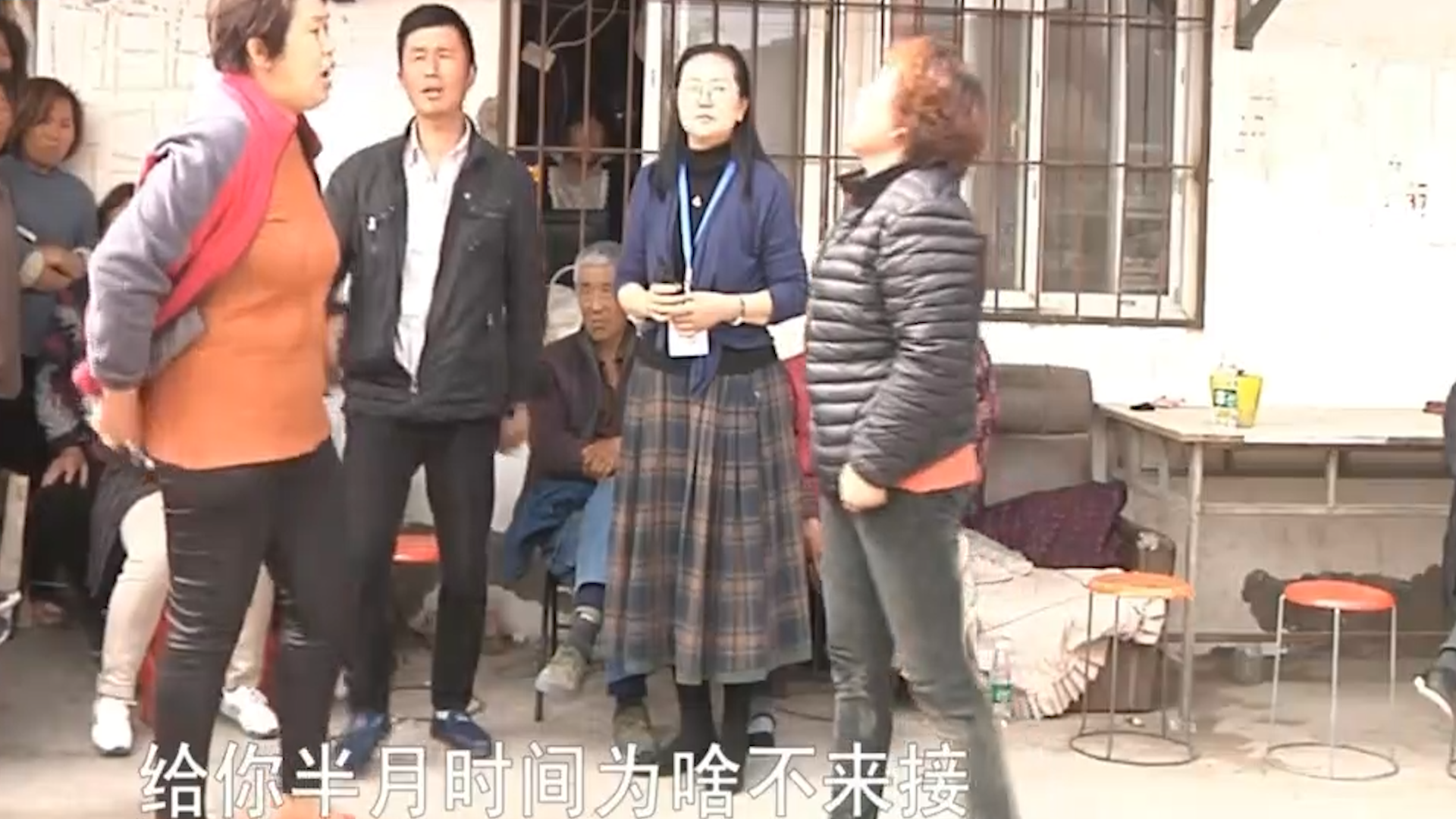 河南七旬老人哭诉儿子不孝顺，妯娌俩泼妇骂街，儿媳：一家养一个