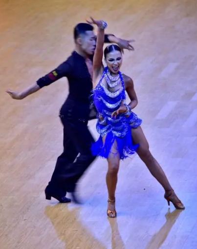 湖北黄石一艺校演出跳性感舞蹈，女生穿着火辣，评论区有些污浊