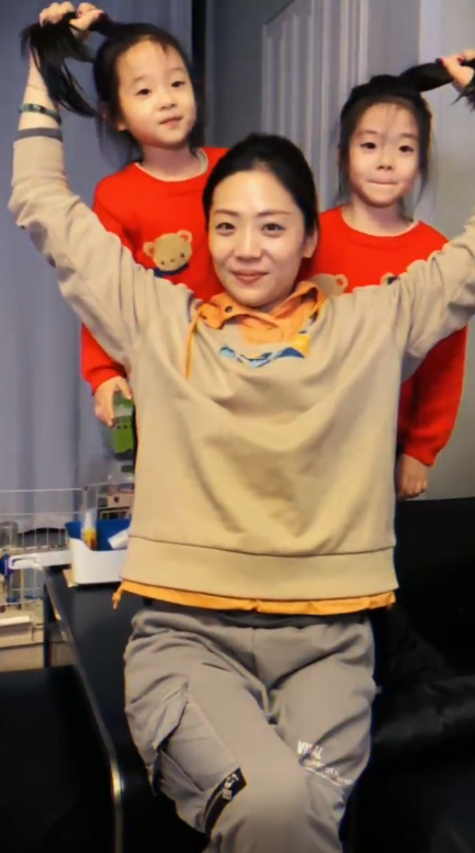 杨威晒4岁双胞胎女儿，感慨基因太强大，欢欢连眉毛都跟爸爸一样