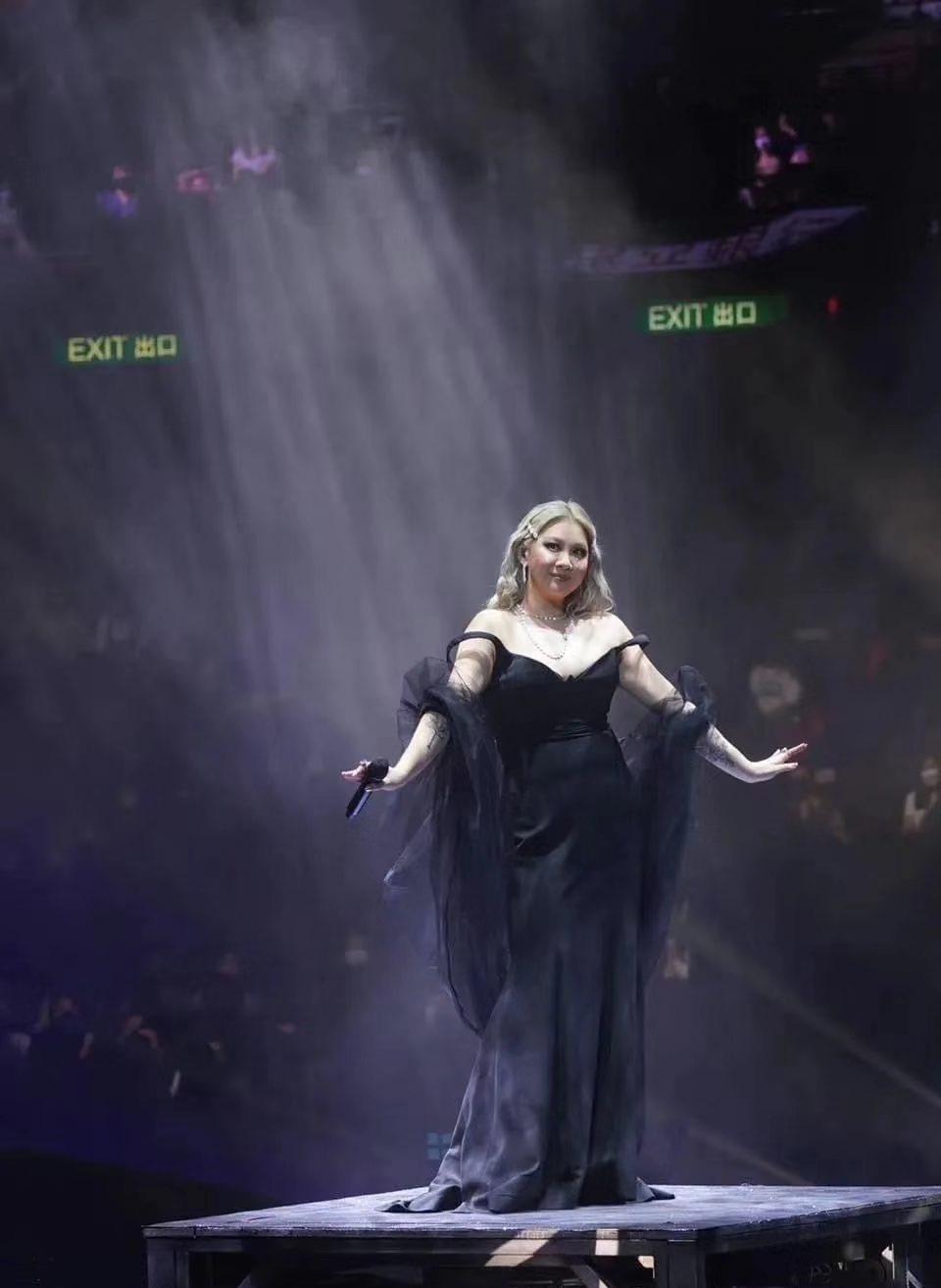 郑少秋助阵女儿演唱会，别人七十多都成老爷爷了，他还这么帅气