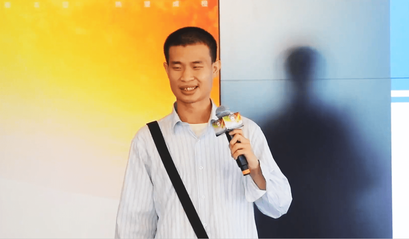 韦东奕被拍到吃"廉价饭",身上背的书包牌子很亮眼,想买个同款 - 114