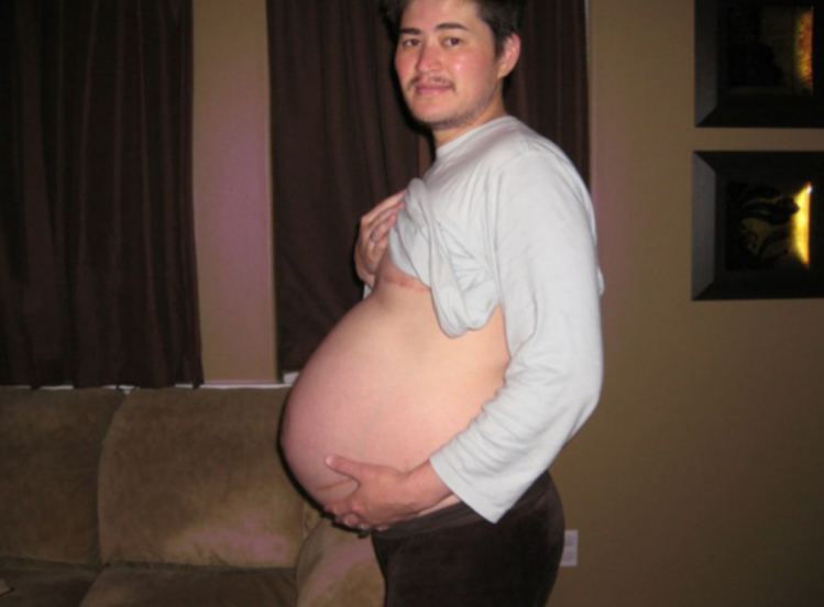 真实故事:美国34岁男子怀孕生女,和2个妻子生下3个孩子,现况如何