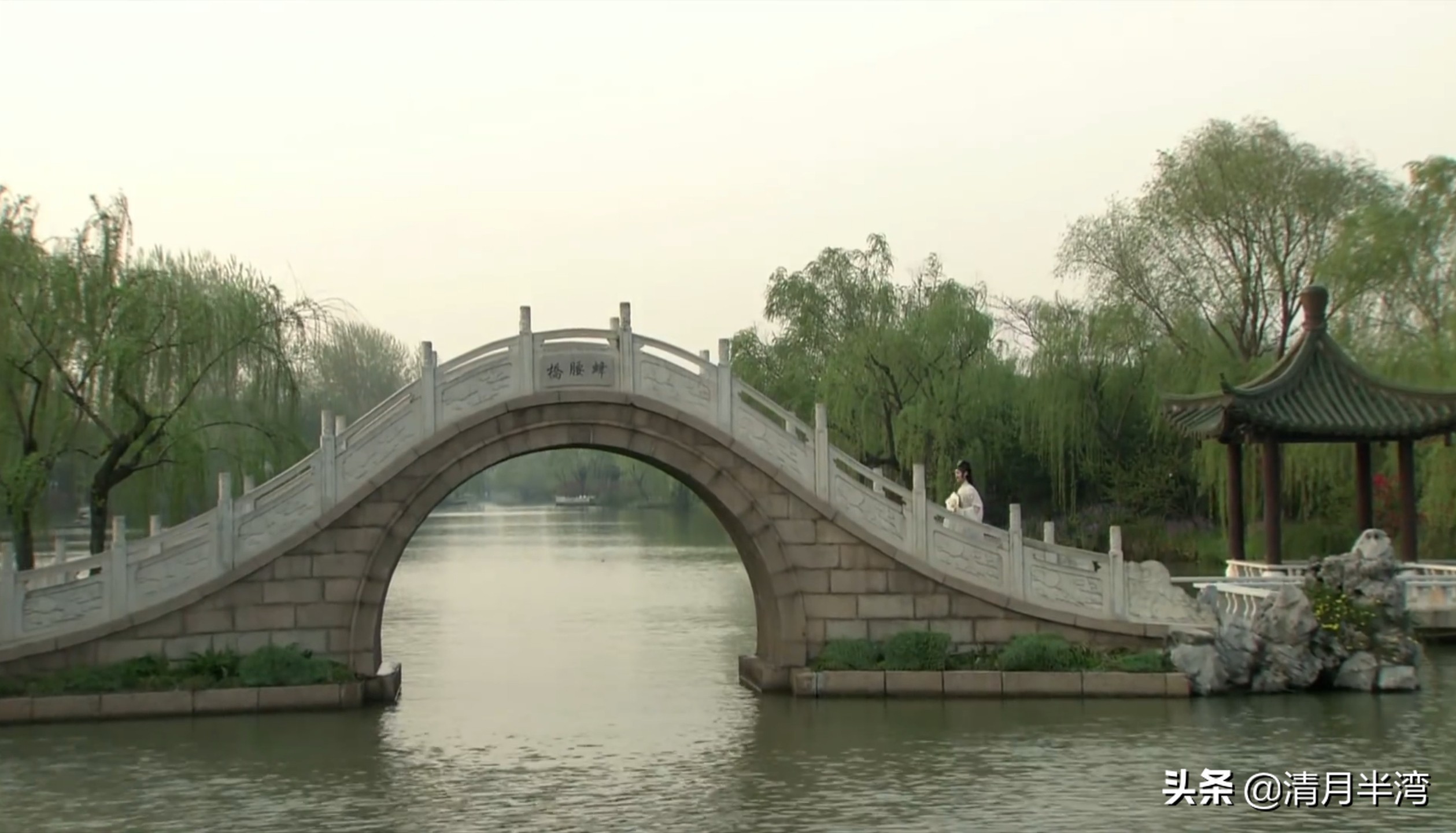 同样是演“宝钗扑蝶”，张莉灵气四溢美如画，李沁木头桩子干扑腾